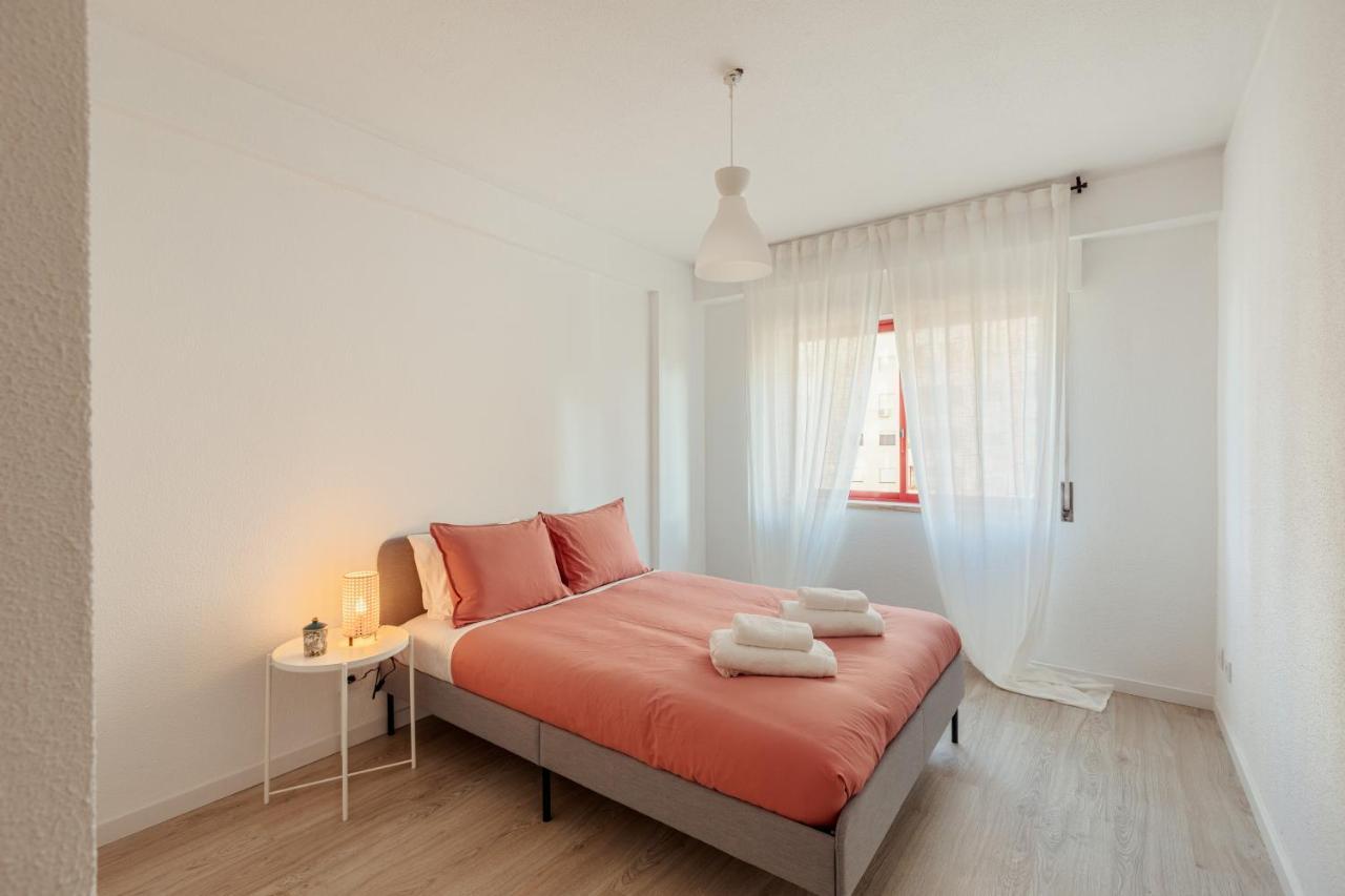Elegant 3 Bedroom Apt - City Centre - Garage - Metro Lisbon Exterior photo