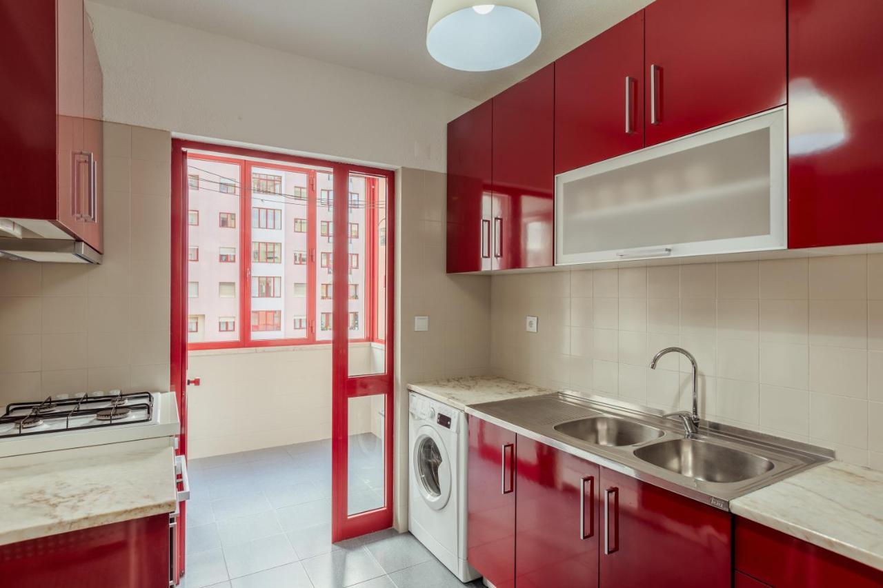 Elegant 3 Bedroom Apt - City Centre - Garage - Metro Lisbon Exterior photo
