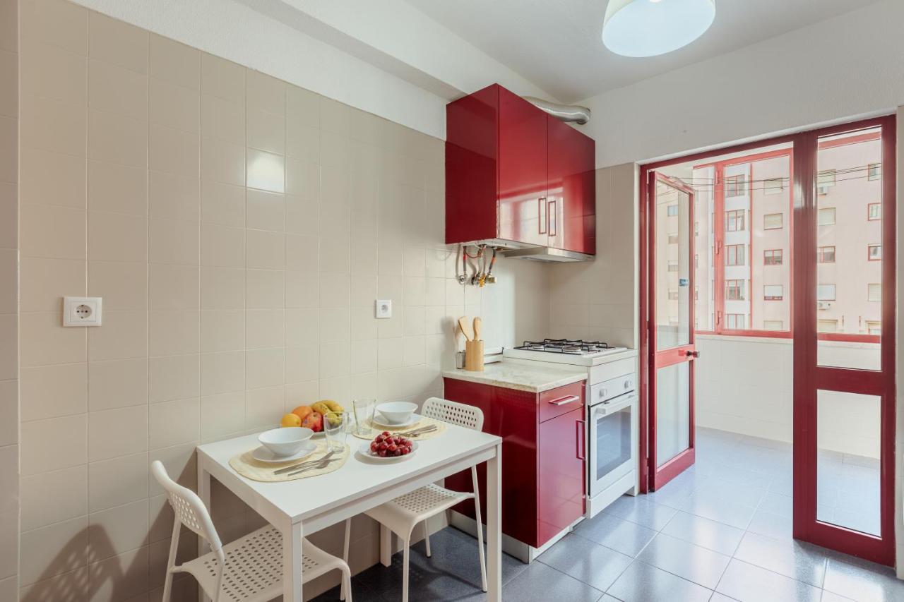 Elegant 3 Bedroom Apt - City Centre - Garage - Metro Lisbon Exterior photo