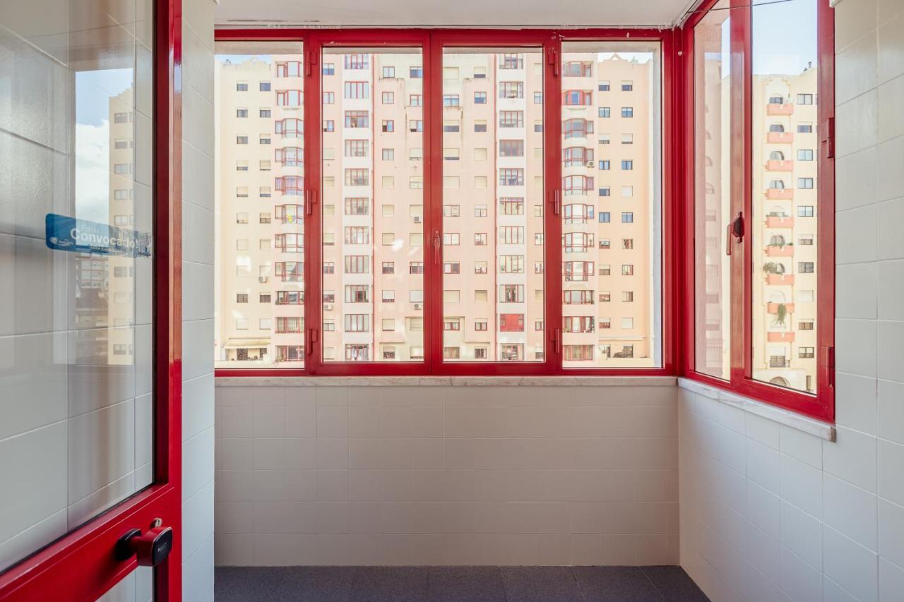 Elegant 3 Bedroom Apt - City Centre - Garage - Metro Lisbon Exterior photo