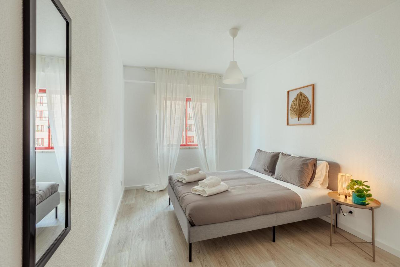 Elegant 3 Bedroom Apt - City Centre - Garage - Metro Lisbon Exterior photo