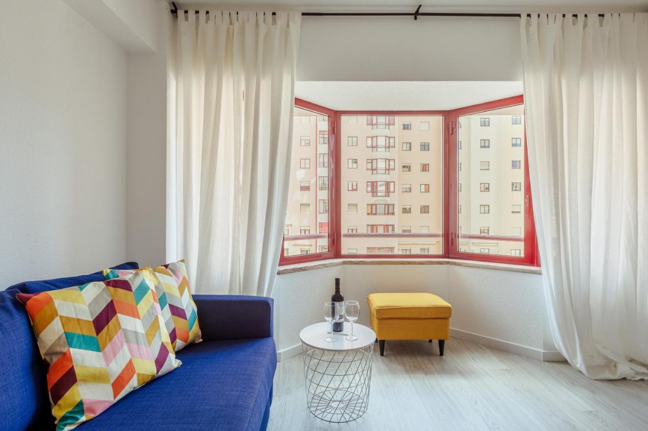 Elegant 3 Bedroom Apt - City Centre - Garage - Metro Lisbon Exterior photo