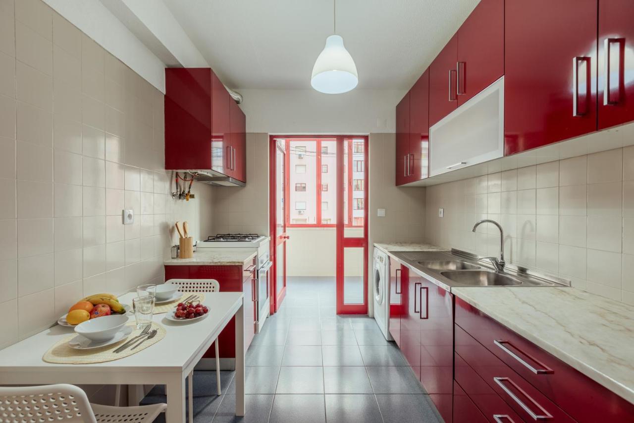 Elegant 3 Bedroom Apt - City Centre - Garage - Metro Lisbon Exterior photo