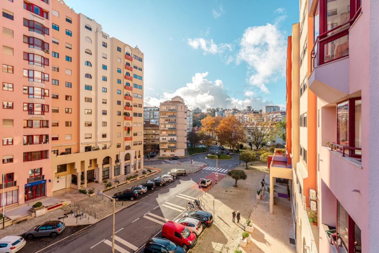 Elegant 3 Bedroom Apt - City Centre - Garage - Metro Lisbon Exterior photo