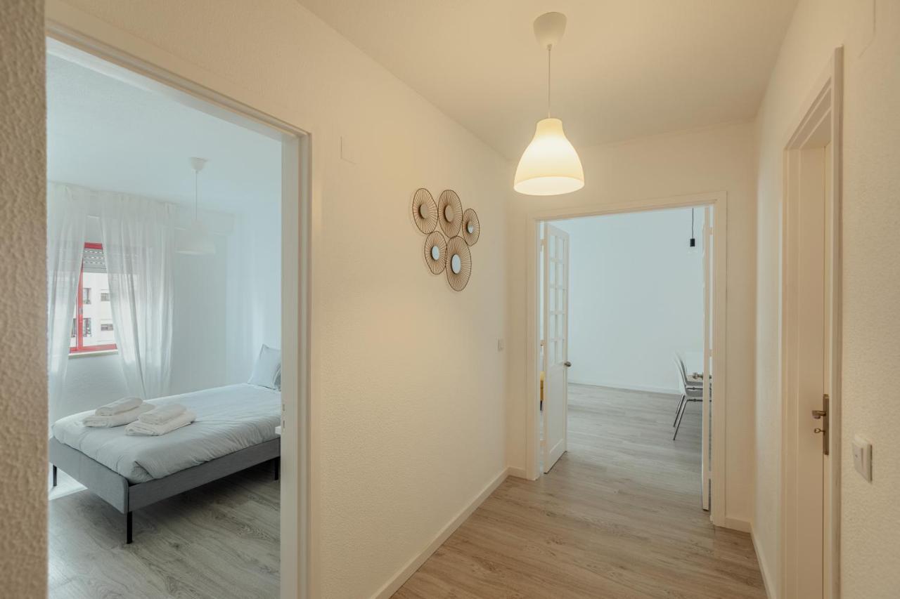 Elegant 3 Bedroom Apt - City Centre - Garage - Metro Lisbon Exterior photo